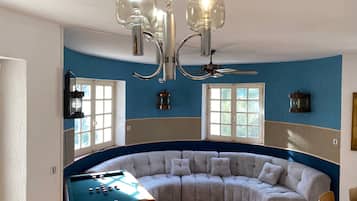 Smart TV, fireplace