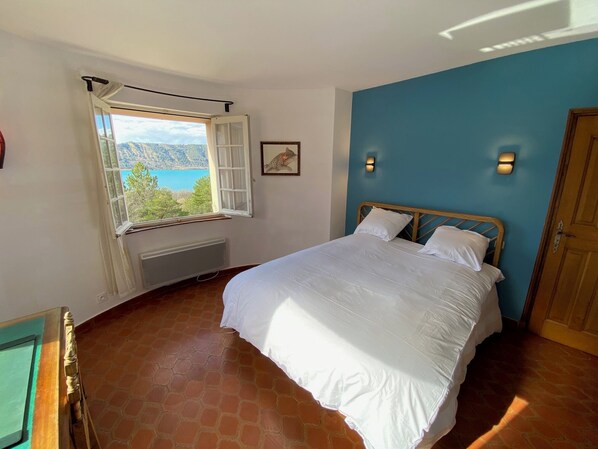 6 bedrooms, desk, iron/ironing board, travel cot