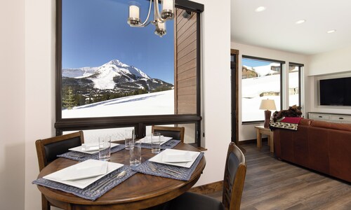 Private Condo with Hot Tub, Outdoor Fire Pit + Amazing Mountain Views!