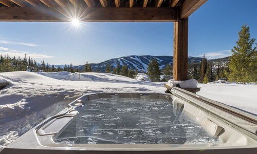 Private Condo with Hot Tub, Outdoor Fire Pit + Amazing Mountain Views!