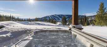 Private Condo with Hot Tub, Outdoor Fire Pit + Amazing Mountain Views!