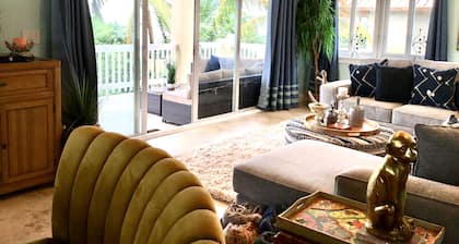 Beach front with Pool. Charming 4 bdrm Villa with AC / Patios &Blue Green Ocean