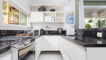 Vila luxo | Cozinha privada | Geladeira, micro-ondas, liquidificador