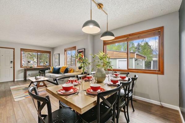 Hus, flere senger, kjøkken, hageutsikt (620 East Magnolia St) | Spiseområde