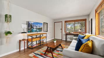 Casa, varias camas, cocina, vistas al jardín (620 East Magnolia St) | Zona de estar | Televisión de pantalla plana de 55 pulgadas con canales digitales
