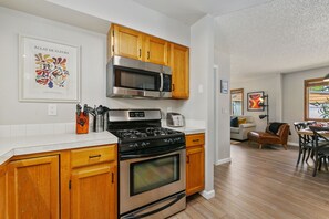 House, Berbilang Katil, Kitchen, Garden View (620 East Magnolia St) | Dapur peribadi | Peti sejuk, ketuhar gelombang mikro, ketuhar, dapur 