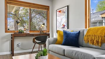 Ferienhaus, Mehrere Betten, Küche, Gartenblick (620 East Magnolia St) | Wohnbereich