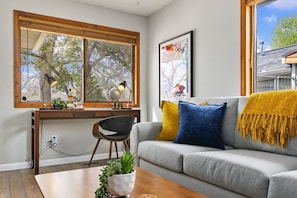 Hus, flere senger, kjøkken, hageutsikt (620 East Magnolia St) | Oppholdsområde | En 55-tommers Flatskjerm-TV med digitale kanaler