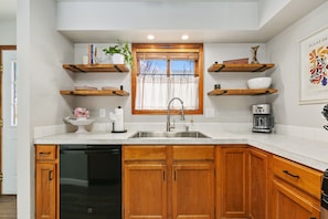 Hus, flere senger, kjøkken, hageutsikt (620 East Magnolia St) | Innvendig