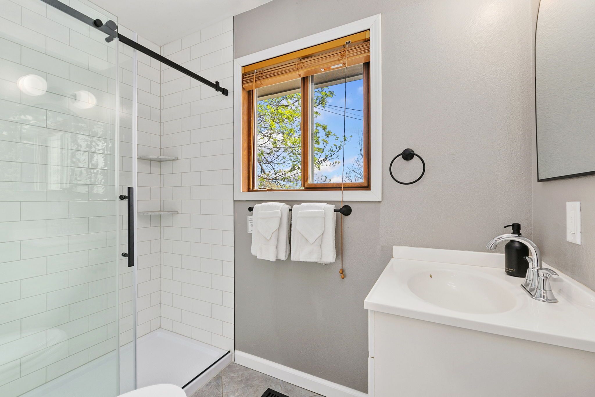 Maison, Plusieurs lits, cuisine, vue sur le jardin (620 East Magnolia St) | Salle de bain | Douche, articles de toilette (gratuits), séchoir à cheveux