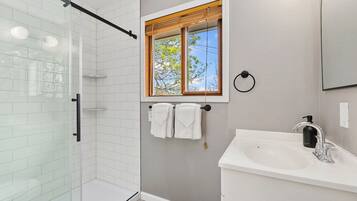 Maison, Plusieurs lits, cuisine, vue sur le jardin (620 East Magnolia St) | Salle de bain | Douche, articles de toilette (gratuits), séchoir à cheveux