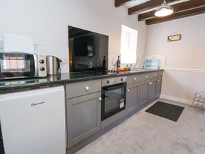 Cookware/dishes/utensils - Star Inn Apartment (Whitby)