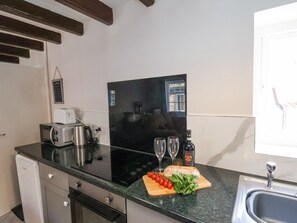 Cookware/dishes/utensils - Star Inn Apartment (Whitby)