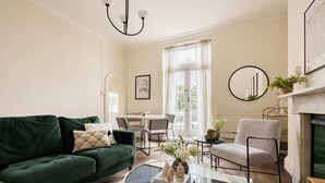 Apartment (2 Bedrooms) | Living area - The Notting Hill Base - Charming 2bdr With Balcony (London)