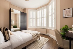 2 habitaciones, tabla de planchar con plancha y ropa de cama 