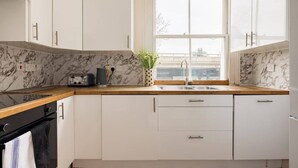 Apartment (2 Bedrooms) | Private kitchen | Fridge, oven, dishwasher - The Notting Hill Base - Charming 2bdr With Balcony (London)