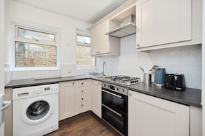 Apartment (2 Bedrooms) | Private kitchen | Oven
