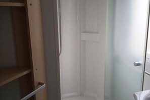 Een douche, toiletpapier