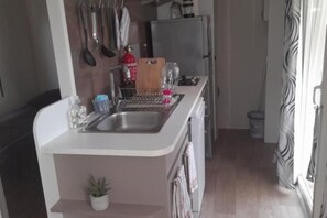 Een koelkast, een microgolfoven, een oven, een kookplaat