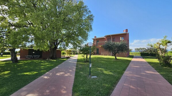 Property grounds - Regarda - Apartment Blue View 3 with lake view and pool (Bardolino)