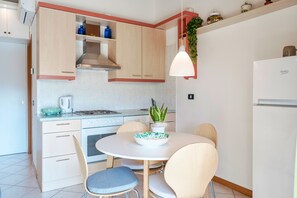 Een koelkast, een oven, een vaatwasser, een koffiezetapparaat/waterkoker