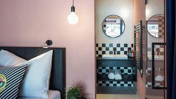 Chambre Double Deluxe, balcon, vue montagne | Coffres-forts dans les chambres, rideaux occultants