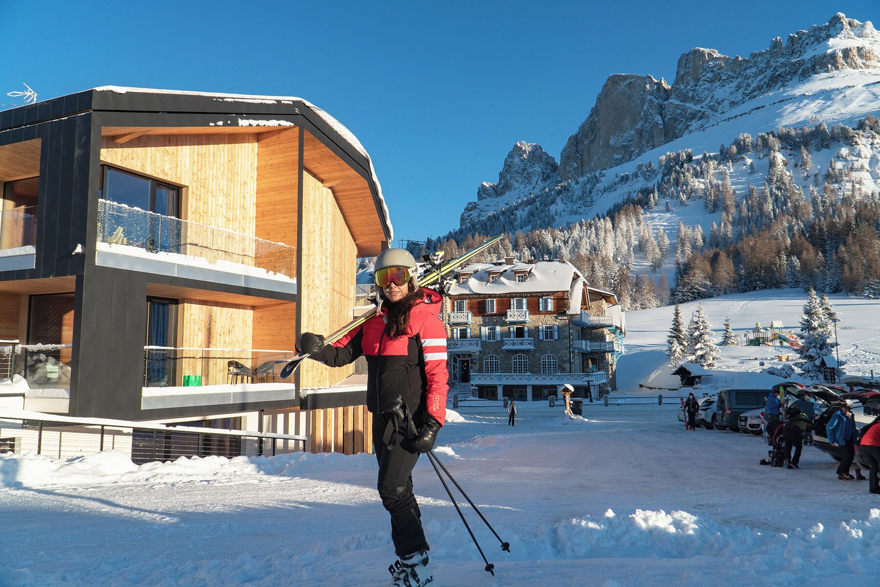 Een ski-resort met een houten gebouw en een berg op de achtergrond.