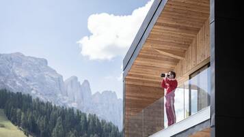 Deluxe-Doppelzimmer, Balkon, Bergblick | Terrasse/Patio