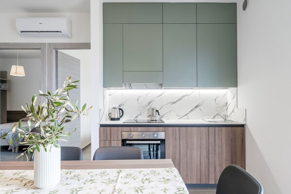 Fridge, oven, stovetop, dishwasher