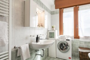 Douche, sèche-cheveux, serviettes fournies, papier toilette