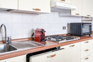 Réfrigérateur, four, plaque de cuisson, lave-vaisselle