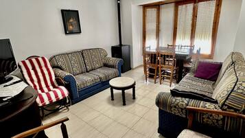 Apartment, 3 Bedrooms, Balcony, City View | Living room