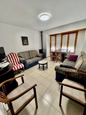 Huoneisto, 3 makuuhuonetta, parveke, kaupunkinäköala | Olohuone