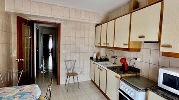 Apartment, 3 Bedrooms, Balcony, City View | Private kitchen
