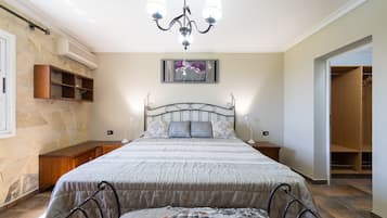 Chalet | 6 bedrooms, iron/ironing board