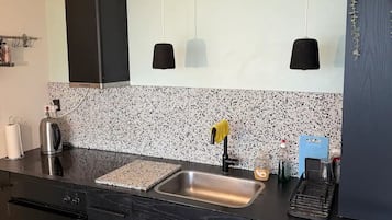 Fridge, oven, stovetop, coffee/tea maker