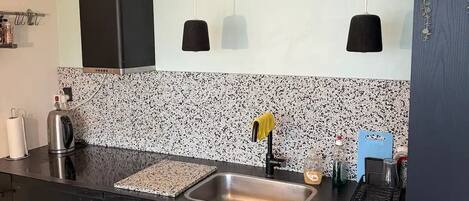 Jääkaappi, uuni, liesi, kahvin-/teenkeitin