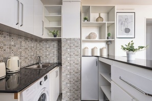 Apartment | Private kitchen | Fridge, microwave, oven, stovetop - Magnifique Appartement au  d'El Mouradia (Algiers)