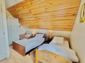 2 bedrooms, desk, iron/ironing board, WiFi