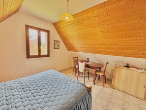 2 室のベッドルーム、デスク、アイロン / アイロン台、WiFi