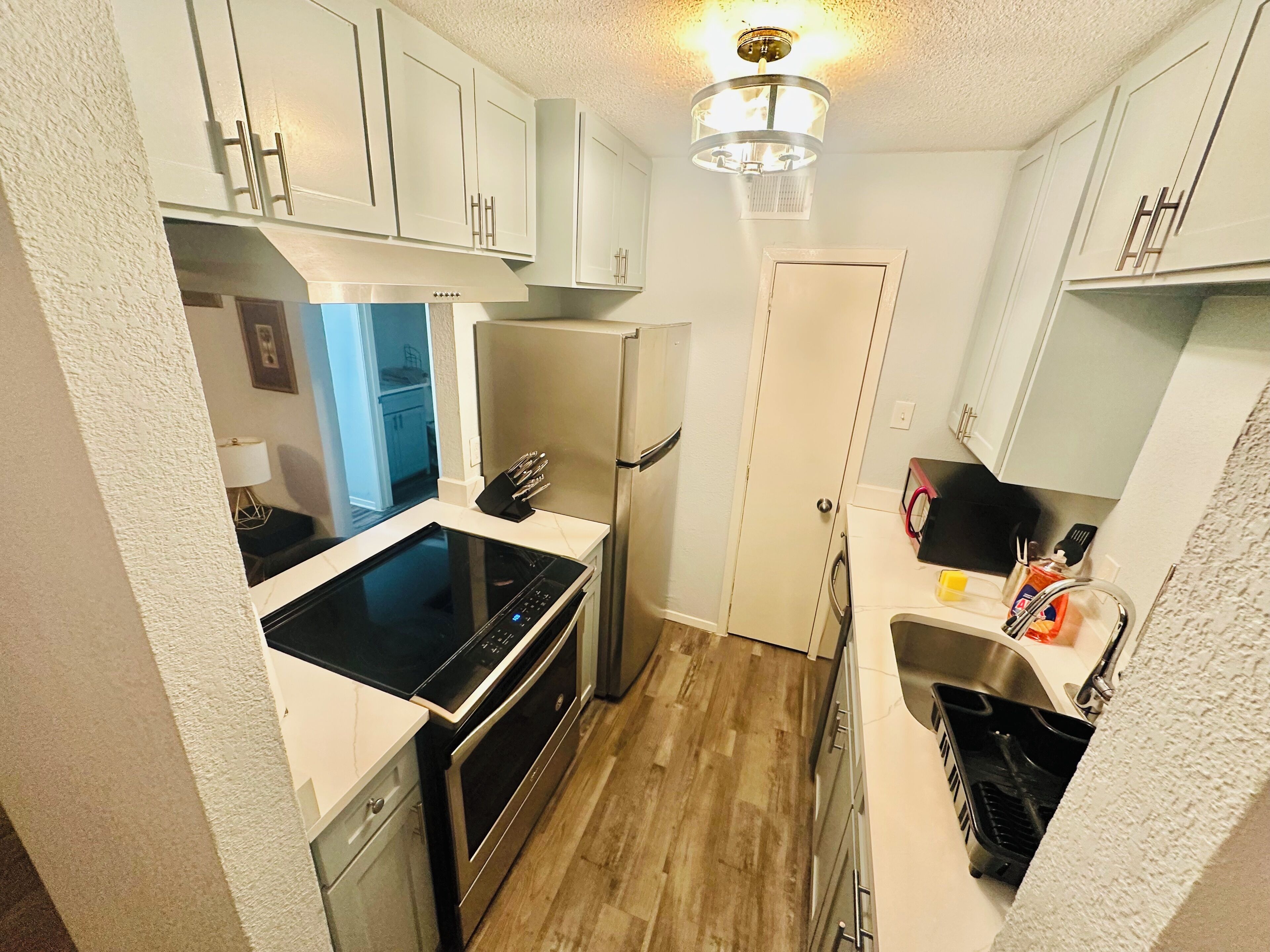 Micro-ondes, plaque de cuisson, lave-vaisselle