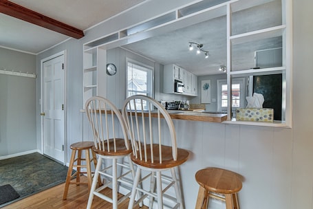 Family Cottage, 3 Bedrooms, Pets Allowed | In-room dining