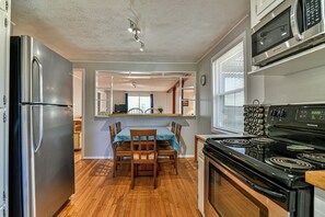 Familie cottage, 3 slaapkamers, huisdieren toegestaan | Privékeuken | Een koelkast, een microgolfoven, een oven, een kookplaat