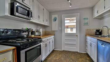 Family Cottage, 3 Bedrooms, Pets Allowed | Private kitchen | Fridge, microwave, oven, stovetop