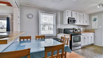 Family Cottage, 3 Bedrooms, Pets allowed | In-room dining