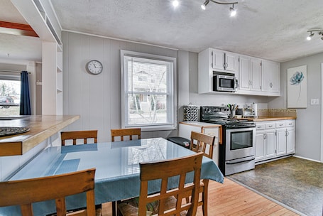 Family Cottage, 3 Bedrooms, Pets Allowed | In-room dining