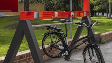 Un vélo d’appartement est garé à côté d’une barrière rouge sur laquelle est apposé un panneau « DNAbio ».