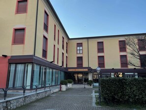 A hotel with a yellow facade, multiple windows, and a sign reading "HOTEL CLEMENTI". - HOTEL CLEMENTI (Salice Terme)