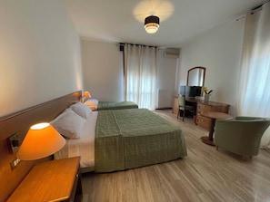 Kamar Quadruple | Meja kerja dan Wi-Fi gratis