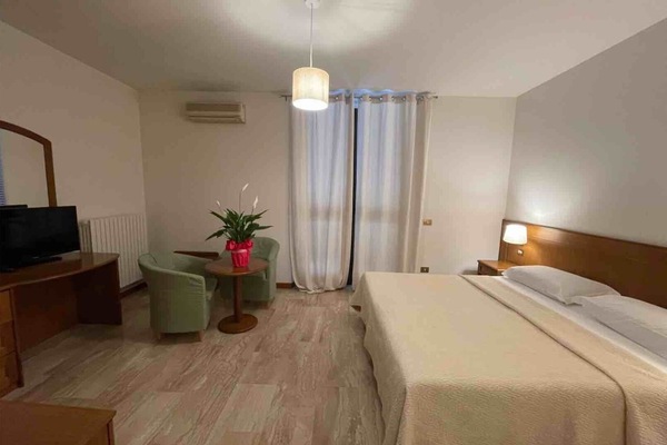 Schreibtisch, kostenloses WLAN